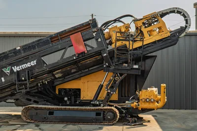 2017 Vermeer D100x140 S3 HDD drill, side view, elevated drill frame, loaded pipe rack, mud pump, rubber tracks visible