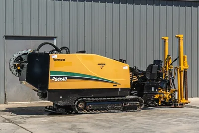 2020 Vermeer D24x40 S3 Navigator HDD drill, side view, rubber tracks, pipe rack loaded, drill string visible