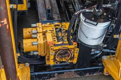 Vermeer 40x55DR S3 HDD rig engine compartment showing yellow rotary drive head assembly, 5,500 ft-lb torque motor, and white mud system tank