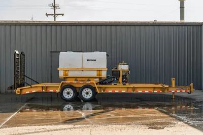 2021 TowMaster T-20D tandem-axle trailer with Vermeer-branded poly water tank and mud mixing pump unit, full side view