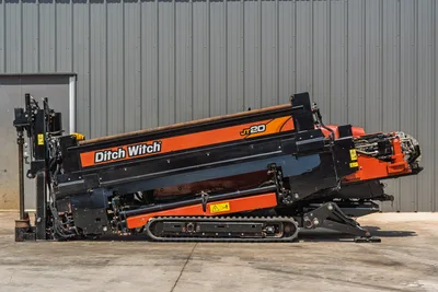 2021 Ditch Witch JT20 HDD drill, side profile, drill frame angled up, rubber tracks, vise assembly, hydraulic lines visible