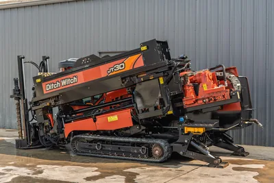 2017 Ditch Witch JT30 HDD drill, 3/4 side view, drill frame angled up, rubber tracks, spindle, hydraulics visible