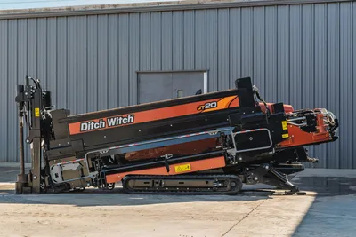 Ditch Witch JT20 HDD rig side profile showing orange/black drill head, tracked undercarriage, 17,000 lbs thrust capacity, excellent condition