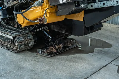 2019 Vermeer D40x55 S3 HDD anchor stake and hydraulic cylinder close-up, rubber track, wear-worn undercarriage