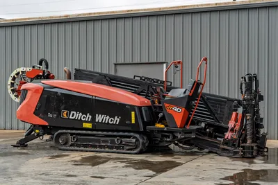 2021 Ditch Witch JT40 HDD drill, side view, rubber tracks, pipe loader, drill stem, red-black bodywork, JT40 badging visible