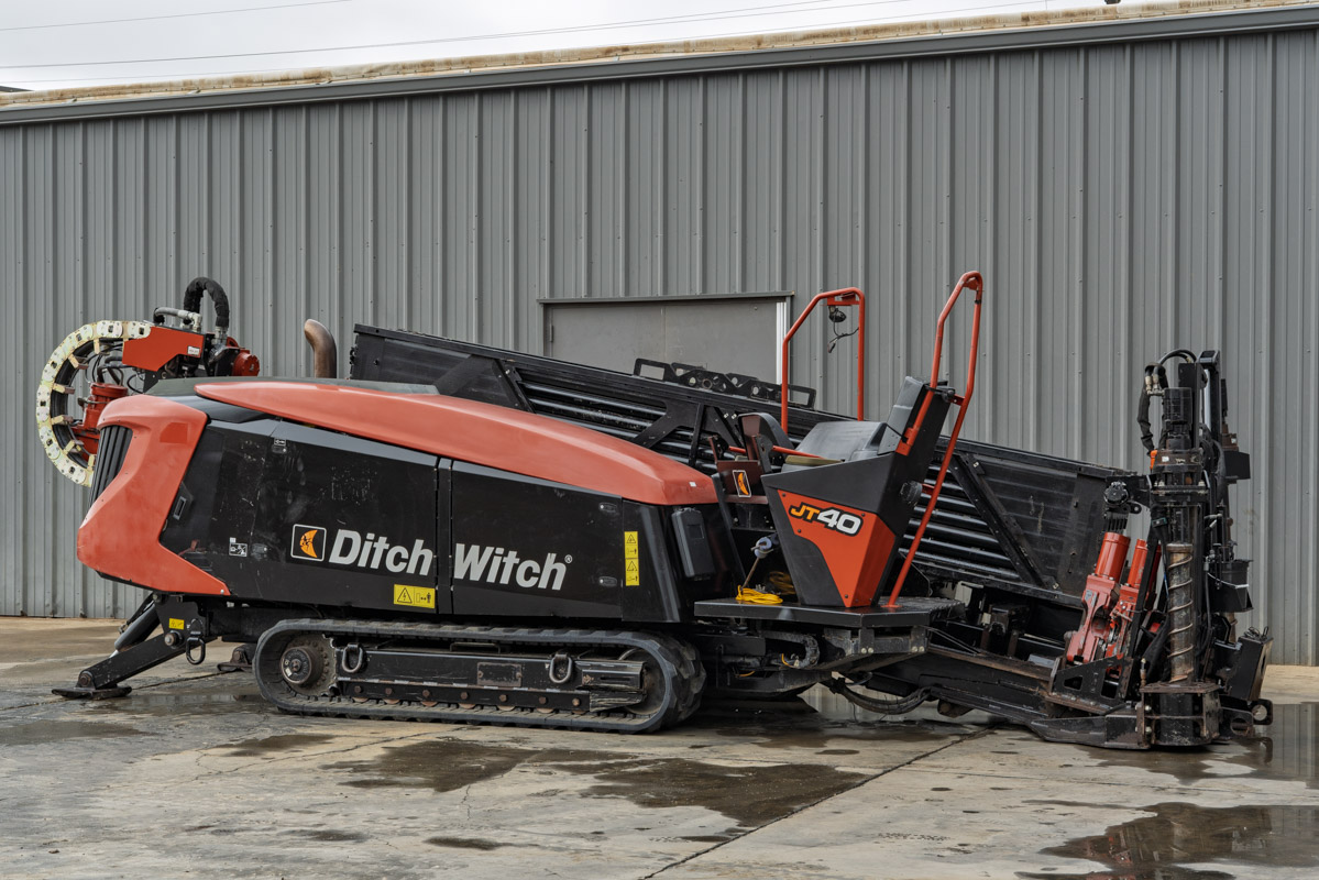 2021 Ditch Witch JT40 HDD drill, side view, rubber tracks, pipe loader, drill stem, red-black bodywork, JT40 badging visible