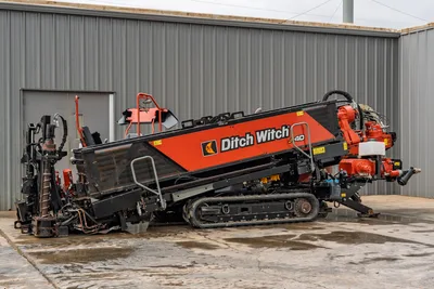 2021 Ditch Witch JT40 HDD drill, full side profile, drill frame angled up, rubber tracks, vise assembly, drill pipe loaded, hydraulic components visible