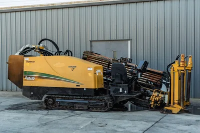 2019 Vermeer D40x55 S3 HDD drill, side view, yellow, rubber tracks, loaded drill pipe rack, operator console visible