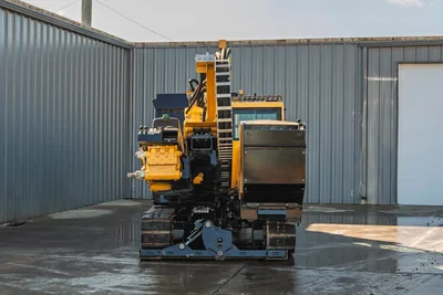 Vermeer 40x55DR S3 HDD drill unit front view, yellow rotary head with 5,500 ft-lb torque, operator cab, 40,000 lbs thrust/pullback capability