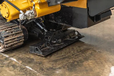 Vermeer 40x55 S3 HDD anchor blade and tracks, perspective view showing front hydraulic stabilizer assembly.