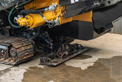 2018 Vermeer D24x40 S3 rear anchor plate, hydraulic cylinders, rubber tracks, close-up undercarriage detail