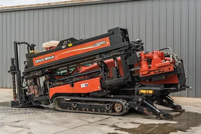 2012 Ditch Witch JT3020 Mach 1 HDD: side profile of tracked drill rig, carriage, stabilizers, and hydraulic drill assembly.