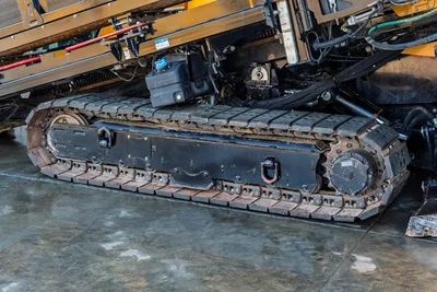 Vermeer 40x55DR S3 HDD rig track undercarriage, side view showing rubber tracks, engine compartment, hydraulic systems, and drill head assembly