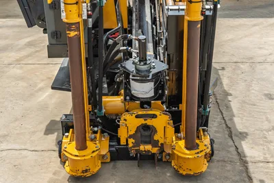 Vermeer D20x22 S3 front drill head close-up showing carriage, vise assembly, hydraulic spindle, and worn yellow anchor posts