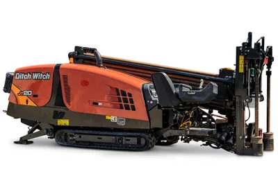2018 Ditch Witch JT20 HDD drill, 3/4 side view, rubber tracks, loaded drill pipe rack, operator seat, vise assembly visible
