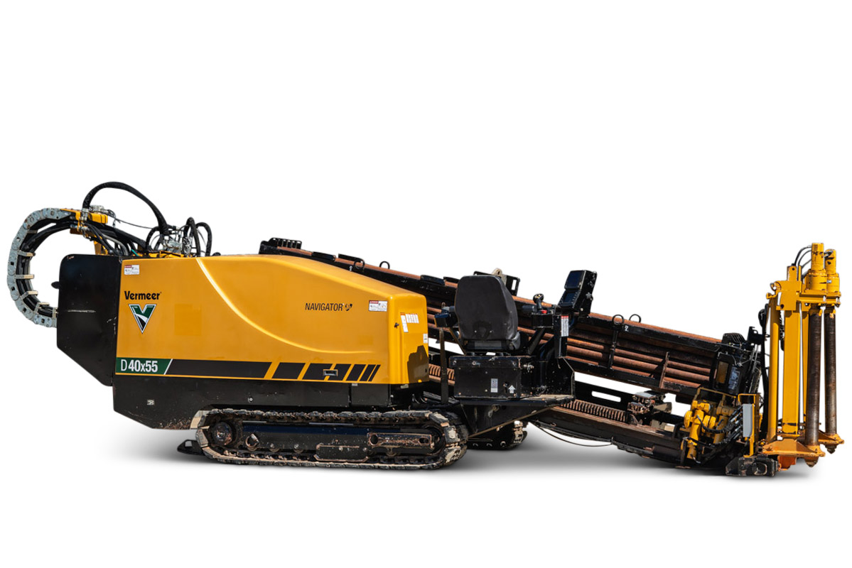 2021 Vermeer D40x55 S3 Navigator HDD drill, 3/4 left view, rubber tracks, loaded drill pipe rack, hydraulic anchor system