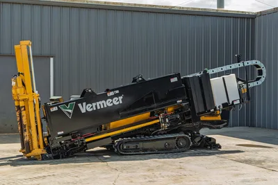 2022 Vermeer D23x30 S3 HDD drill angled view, rubber tracks, drill frame tilted, pipe loader, cable track, used drill pipe visible