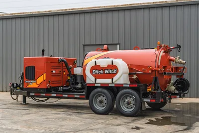 2019 Ditch Witch HX30 vacuum excavator, trailer-mounted, featuring 800-gallon spoil tank, water tank, and robust engine side.