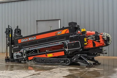 Ditch Witch JT20 HDD rig side view, 17,000 lbs thrust, 2,200 ft-lb torque, tracked carrier, drill head assembly