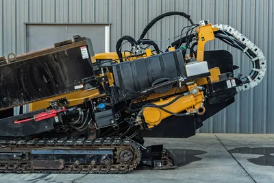2019 Vermeer D40x55 S3 HDD drill, side view, elevated drill frame, hydraulic hose carrier, carriage assembly, rubber tracks visible