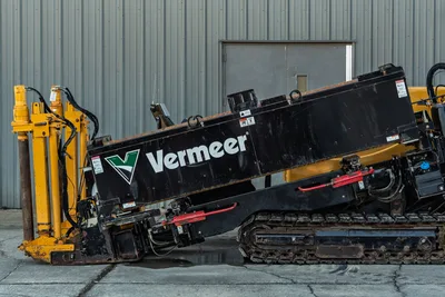 2019 Vermeer D40x55 S3 HDD drill angled side view; black carriage with Vermeer logo, rubber tracks, hydraulic cylinders, drill pipe visible