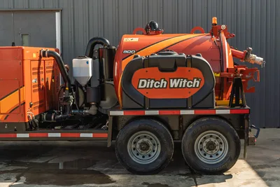 2022 Ditch Witch HX30 mud recycler, 800-gal tank on tandem-axle trailer, side view showing pump, hoses, and strobe light