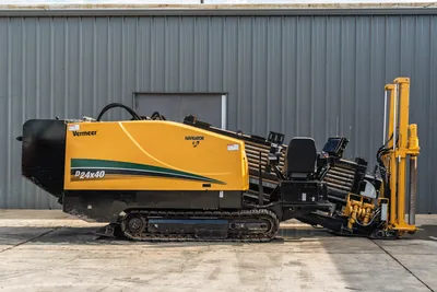 2018 Vermeer D24x40 S3 HDD rig, full driver-side view, rubber tracks, loaded drill pipe rack, operator seat, and raised drill frame visible.