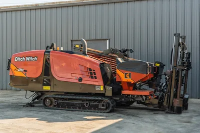 2021 Ditch Witch JT28 HDD drill, driver-side profile, rubber tracks, drill pipe carousel loaded, carriage assembly visible
