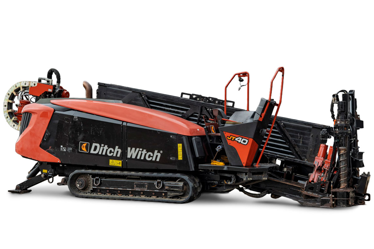 2021 Ditch Witch JT40 HDD drill, side view, rubber tracks, pipe rack, vise assembly, operator station, pipe loader, used condition