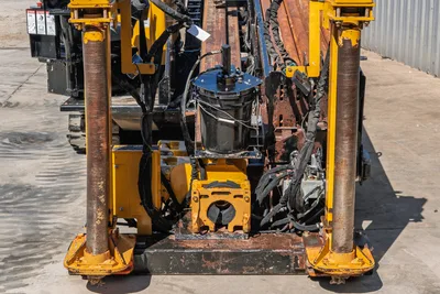 Vermeer D40x55 S3 rear frame close-up showing vise assembly, anchor posts, hydraulic lines, and carryover wear from field use