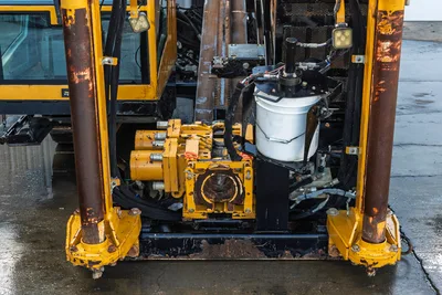 Vermeer 40x55DR S3 rear view showing rotary head, hydraulic cylinders, mud system tank, and track-mounted chassis with 40,000 lbs thrust capacity