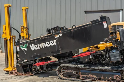 2020 Vermeer D24x40 S3 HDD drill close-up showing black carriage housing, drill frame, rubber tracks, and pipe loader columns