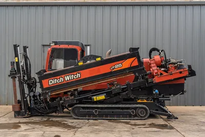 2016 Ditch Witch JT25 HDD drill, full side profile, enclosed cab, rubber tracks, drill pipe loaded on angled carriage