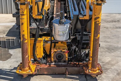 2019 Vermeer D40x55 S3 front carriage frame, spindle housing, hydraulic hoses, wear-worn yellow paint, drill pipe rack visible