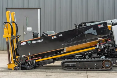 2024 Vermeer D20x22 S3 HDD drill side profile showing thrust frame, rack-and-pinion drive, rubber tracks, and pipe loader assembly