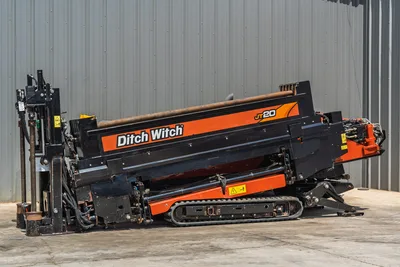 2021 Ditch Witch JT20 HDD drill, angled side view, drill frame elevated, rubber tracks, vise assembly, drill pipe loaded, used condition