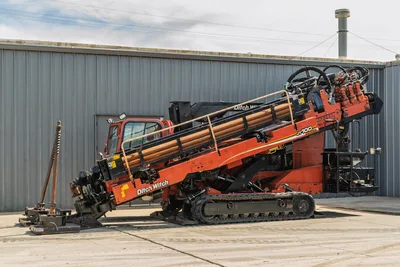 2014 Ditch Witch JT100 Mach 1 HDD rig, full side view, drill pipe loaded on elevated carriage, anchor, rubber tracks