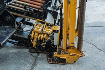 2019 Vermeer D40x55 S3 HDD drill head carriage, hydraulic motor assembly, vise, drill pipe rack visible