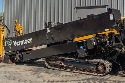 2021 Vermeer D40x55 S3 HDD drill angled carriage close-up, black thrust frame, rubber tracks, hydraulic components visible