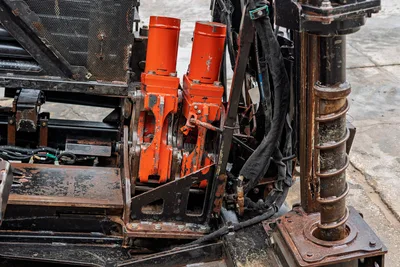 2021 Ditch Witch JT40 dual hydraulic cylinders, carriage assembly, and 3" drill pipe close-up showing wear