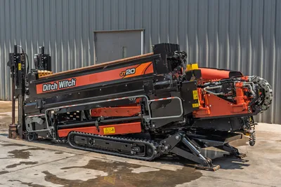 2023 Ditch Witch JT20 HDD drill, side angle, drill frame angled up, rubber tracks, hydraulic system, anchor assembly, drill pipe loaded