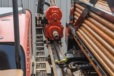2021 Ditch Witch JT25 carriage, pipe rack, and drill pipe assembly, showcasing top-down view of drivetrain and components.