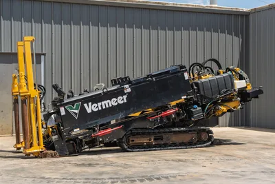 2021 Vermeer D24x40 S3 HDD drill, side view, drill frame angled up, rubber tracks, drill pipe loaded, hydraulic lines visible