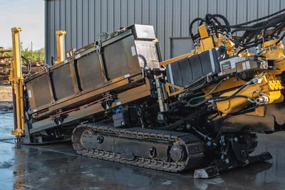 Vermeer 40x55DR S3 HDD rig side view showing drill head, engine, hydraulic systems, and rubber tracks, 140 hp