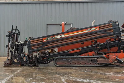 Side profile of 2008 Ditch Witch JT4020 MACH 1 HDD rig showing drill pipe rack, steel tracks, and carriage assembly.