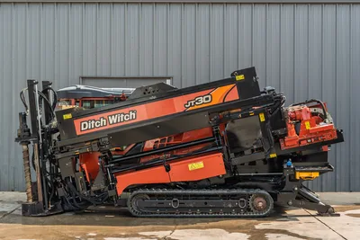 2017 Ditch Witch JT30 HDD drill, side profile, drill frame angled up, rubber tracks, vise assembly, hydraulic lines visible