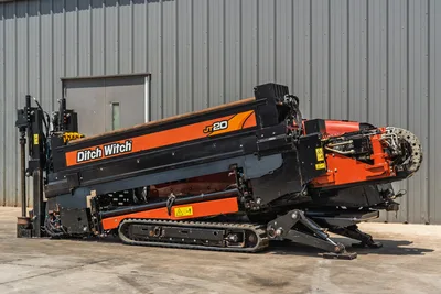 2021 Ditch Witch JT20 HDD drill, side profile, elevated drill frame, rubber tracks, anchor system, hydraulic carriage, drill pipe loaded