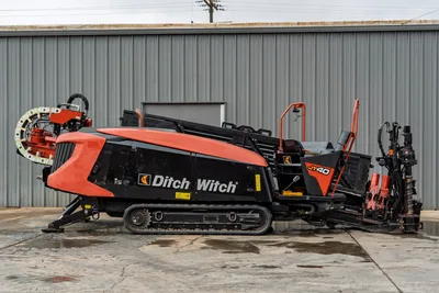 2021 Ditch Witch JT40 HDD drill, full profile view, rubber tracks, pipe carousel, drill frame, orange-black livery, 1,167 hrs