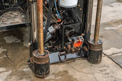 2018 Ditch Witch JT20 drill frame showing pipe carriage assembly, stabilizer legs, and hydraulic vice mechanism.