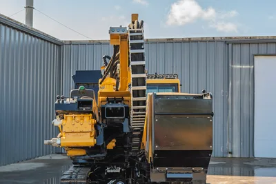Vermeer 40x55DR S3 HDD rig front elevation, 140hp engine, rotary head, drill pipe storage, operator cab, 40,000 lbs thrust